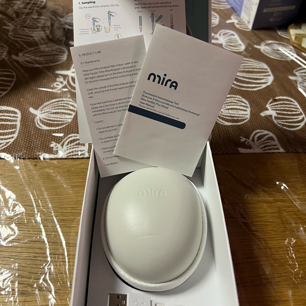 AI-Powered Hormone Tracker - White - Picture 3 of 5